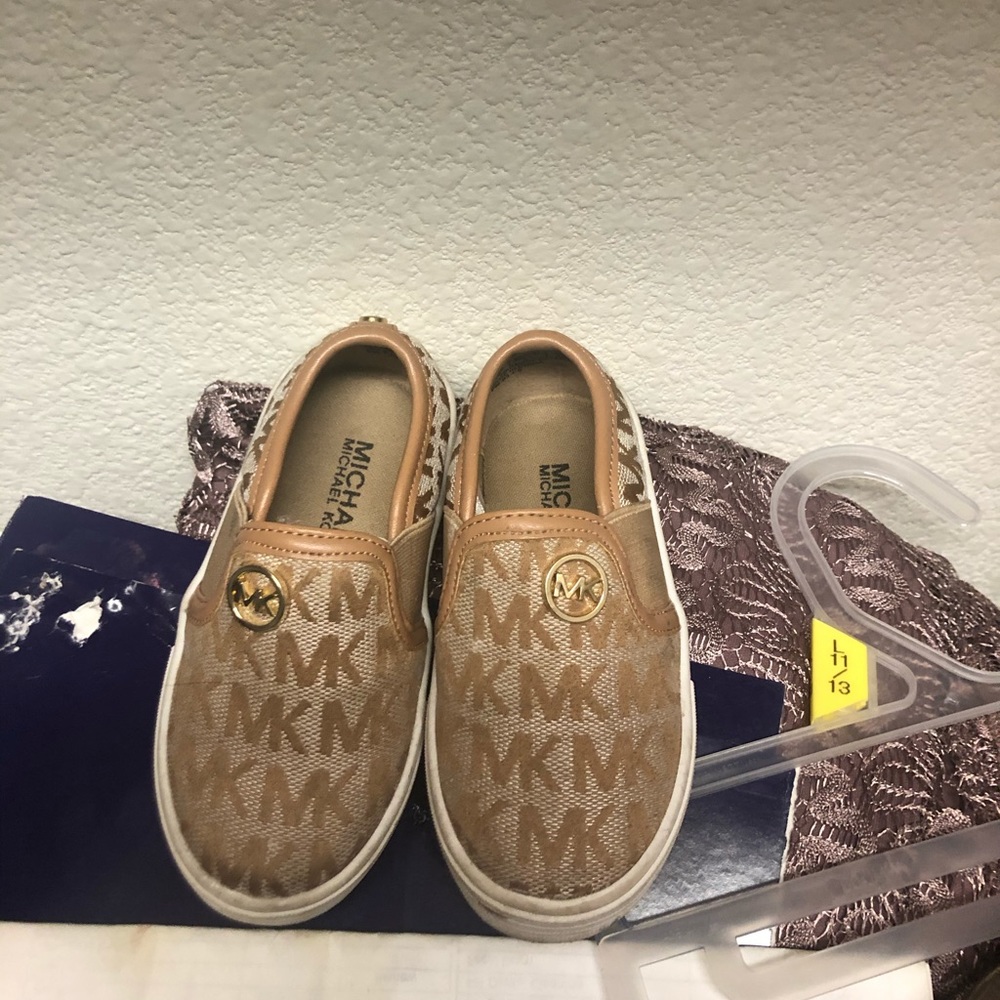 TODDLER SIZE 5 MK shoes